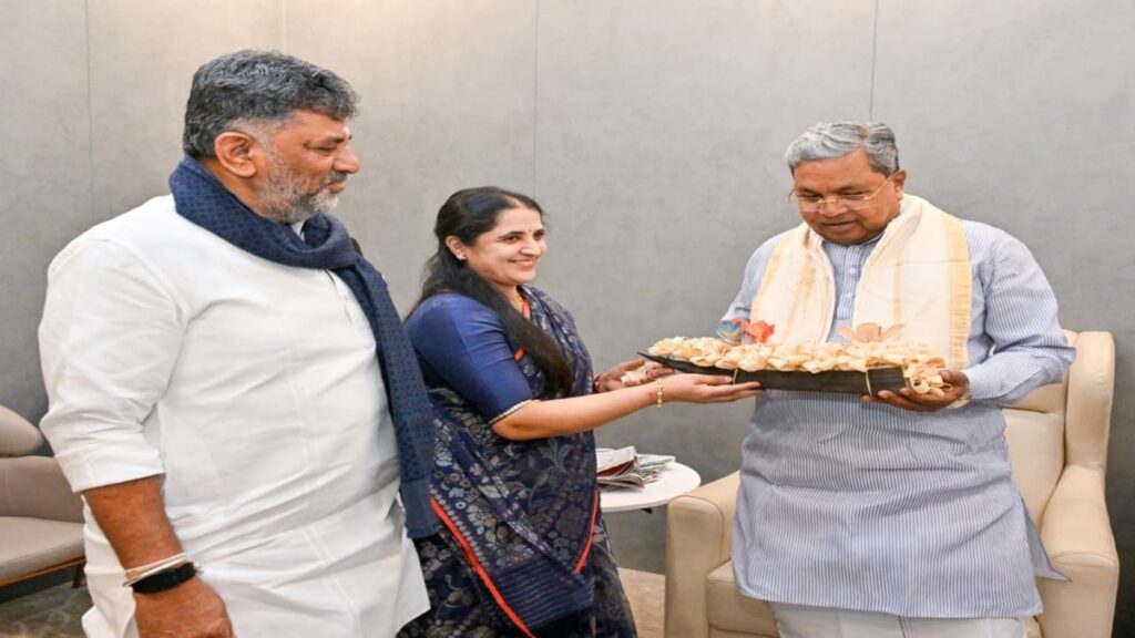 ಡಿಕೆ ಶಿವಕುಮಾರ್ ಸಿದ್ದರಾಮಯ್ಯ ಭೇಟಿ: ಒಂದು ತಿಂಗಳ ಆಡಳಿತ ಪೂರ್ಣಗೊಂಡ ಹಿನ್ನೆಲೆ ಆಶೀರ್ವಾದ ಪಡೆದ ಮುಖ್ಯಮಂತ್ರಿ